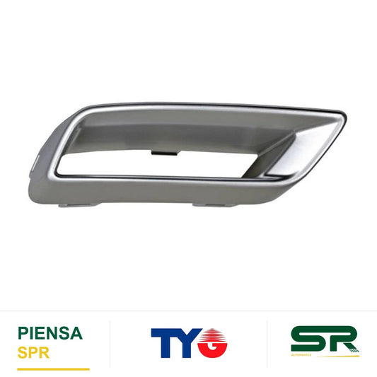 MOLDURA FASCIA TRASERA IZQUIERDA PLATA 4 PUERTAS CHEVROLET AVEO 2024-2026 TYG