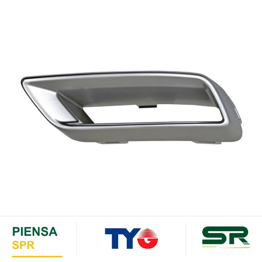 MOLDURA FASCIA TRASERA DERECHA PLATA 4 PUERTAS CHEVROLET AVEO 2024-2026 TYG