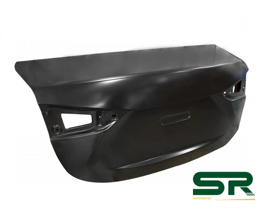 TAPA CAJUELA (COLOR/NEGRO) 4PTAS MAZDA 3 SEDAN 14-18 ISAKA