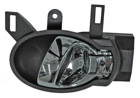 MANIJA INTERIOR DELANTERA IZQUIERDA NEGRA CROMADA PLÁSTICO NISSAN VERSA 2012-2019 / V-DRIVE 2020-2025 / MARCH 2012-2025 / JUKE 2011-2017 / NOTE 2014-2019 /  / TRAS TYG