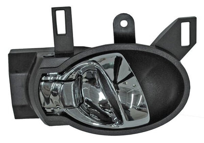 MANIJA INTERIOR DELANTERA DERECHA NEGRA CROMADA PLÁSTICO NISSAN VERSA 2012-2019 / V-DRIVE 2020-2025 / MARCH 2012-2025 / JUKE 2011-2017 / NOTE 2014-2019 /  / TRAS TYG