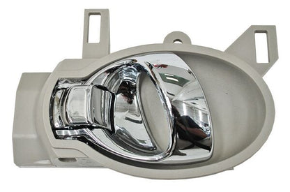 MANIJA INTERIOR DELANTERA IZQUIERDA CROMADA GRIS PLÁSTICO NISSAN VERSA 2012-2019 / V-DRIVE 2020-2025 / MARCH 2012-2024 / JUKE 2011-2017 / NOTE 2014-2019 /  / TRAS TYG
