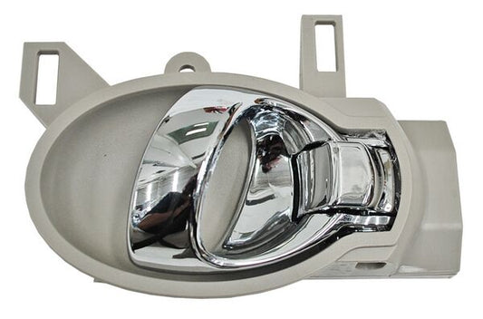 MANIJA INTERIOR DELANTERA DERECHA CROMADA GRIS PLÁSTICO NISSAN VERSA 2012-2019 / V-DRIVE 2020-2025 / MARCH 2012-2024 / JUKE 2011-2017 / NOTE 2014-2019 /  / TRAS TYG