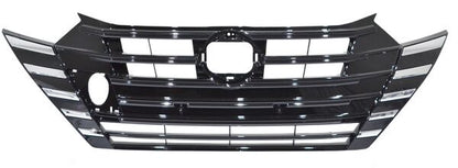 PARRILLA CON MOLDURA CROMADA NISSAN VERSA 2023-2025 S / TAPA P / TIRON HUMO TYG